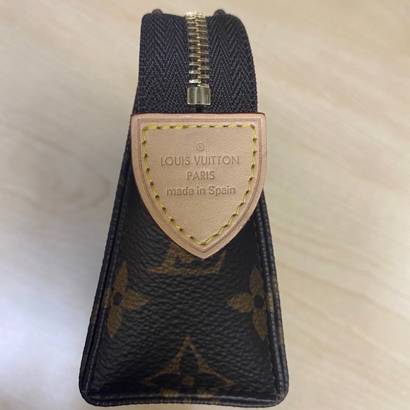 Authentic Louis Vuitton Toiletry 15 - Picture 2 of 4